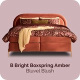 Een bed met een roze achtergrond
