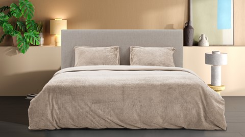 een bed met een hoofdeinde en kussens