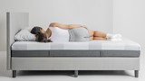 Een vrouw liggend op een bed