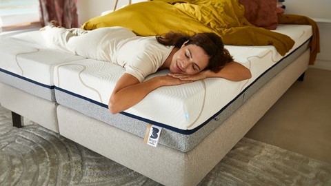 Een vrouwenslaap op een matras