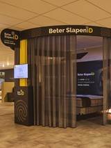 Een bed met gordijnen in een kamer