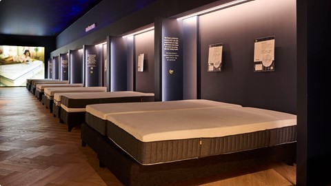 een kamer met matrassen en verlichting