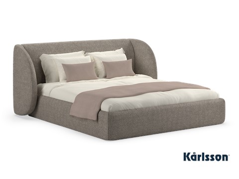 een bed met een gebogen bedframe