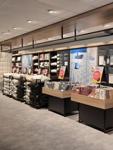 een winkel met kussens en dekens