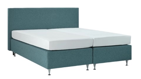 een bed met een wit laken