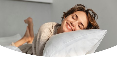 Vrouw wordt vrolijk wakker