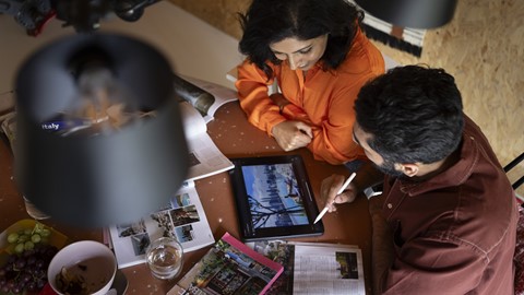 Een man en een vrouw die een tablet bekijken