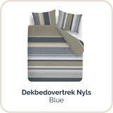 Een bed met gestreept beddengoed