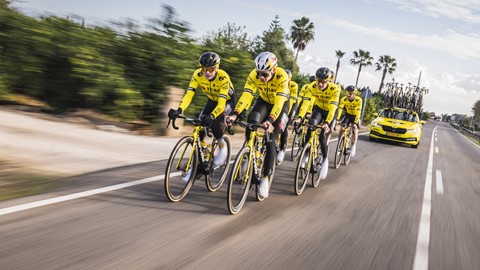Een groep mensen die fietsen op een weg rijden