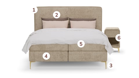 een bed met een witte hoes en kussens