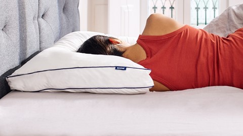 Een vrouw die op een kussen ligt