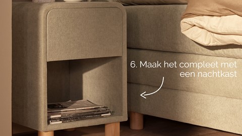 een bijzettafeltje met een tijdschrift en een koffiekopje erop