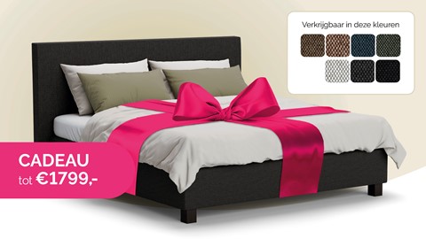 een bed met een roze strik