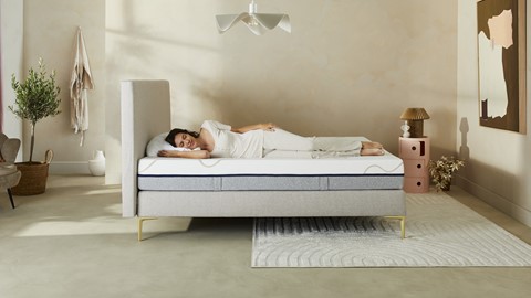 Een vrouw liggend op een bed