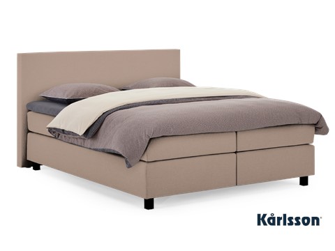 een bed met een bedframe