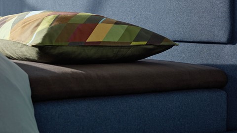 een kussen op een bank