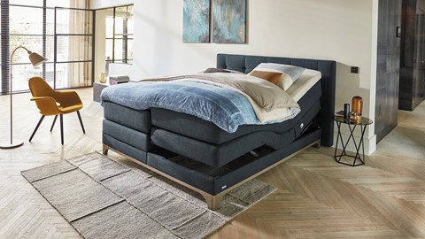 een bed met een bedframe
