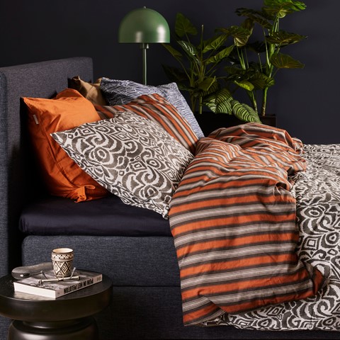 Opgemaakte boxspring met donker hoeslaken