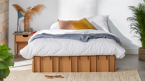 een bed met een doos erop