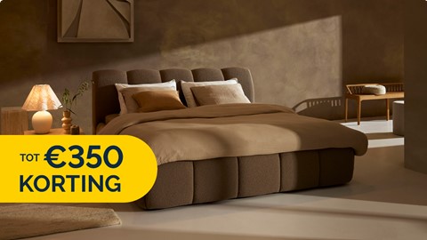 een bed met een bedframe