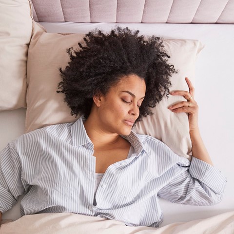 Een vrouw die in bed ligt