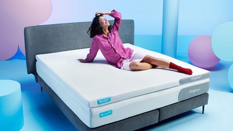 Een vrouw die op een matras ligt