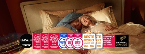 Een man en vrouw liggen in bed