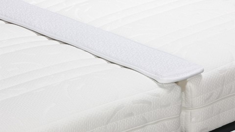 een witte matras op een bed