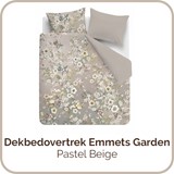 Een bed met een bloempatroon