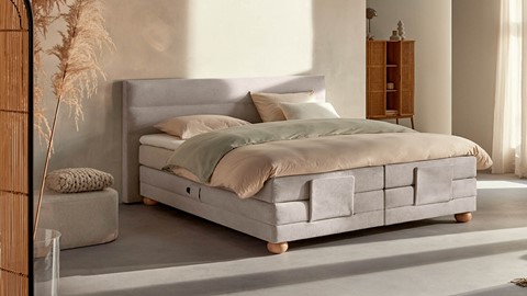 een bed met een matras