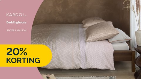 een bed met kussens erop