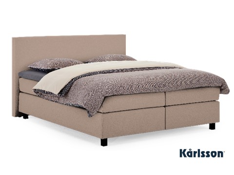 een bed met een bedframe