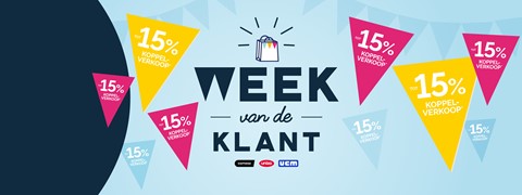 Een spandoek met tekst en kleurrijke vlaggen