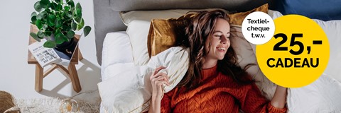 Een vrouw liggend op een bed