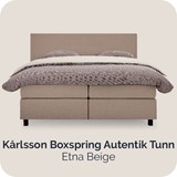 Een bed met een dekbed