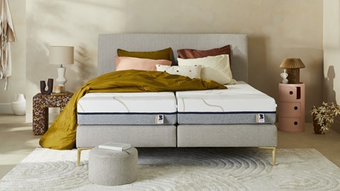 Een bed met een matras