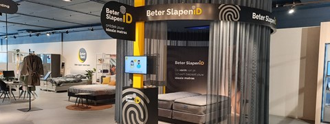 een slaapkamer met een tv en een scherm