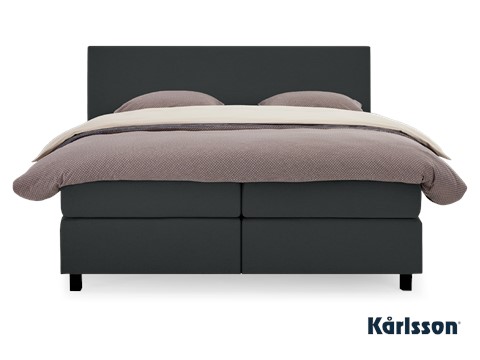 een bed met een bedframe