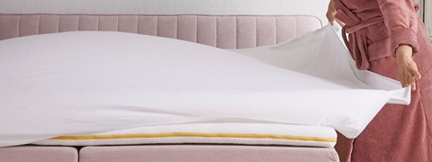 Vrouw is bed aan het opmaken