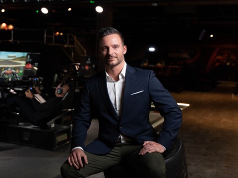 een man zittend op een ton