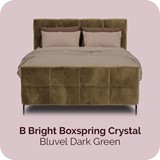 Een bed met een bruin bedframe