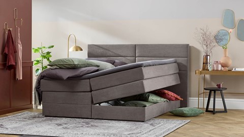 een bed met een bed waar een bed onder zit