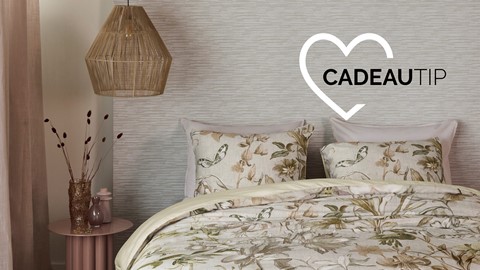 een bed met een lamp en een bloemenperk