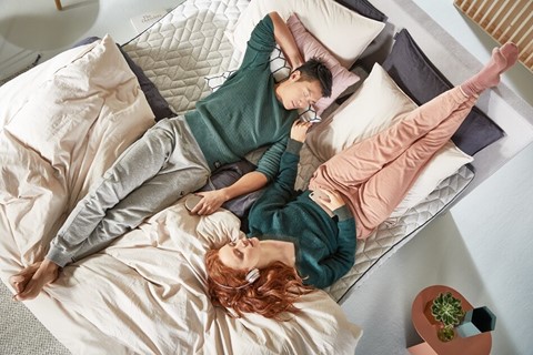 Op bed liggend stel