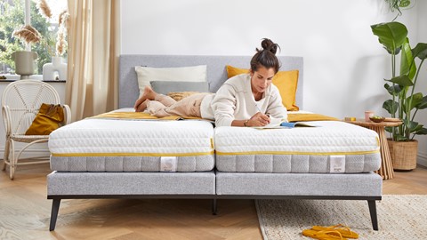Een vrouw liggend op een bed