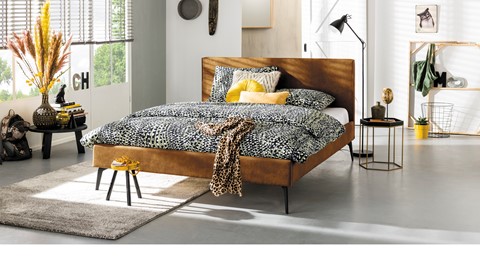 een bed met beddengoed met luipaardprint