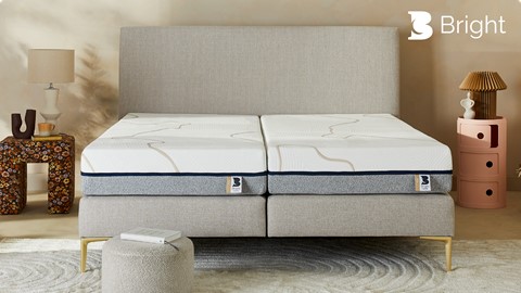 Een bed met twee matrassen