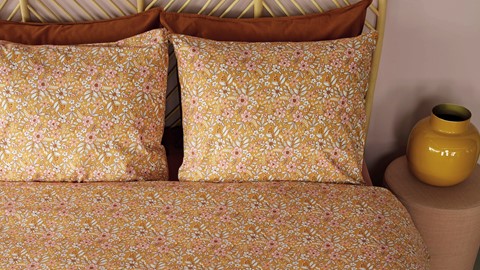 een bed met een bloemmotief