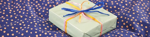 Een cadeau verpakt in papier met een strik