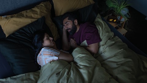 Een man en een vrouw die in bed slapen